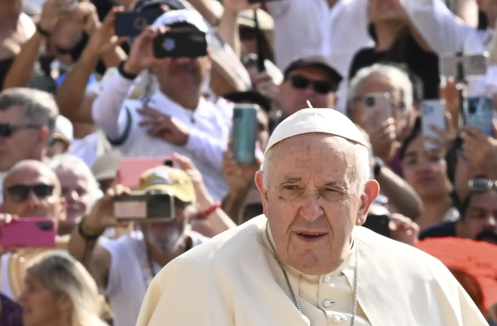 El papa desea que llegue pronto la paz a Ucrania mientras su enviado visita Moscú