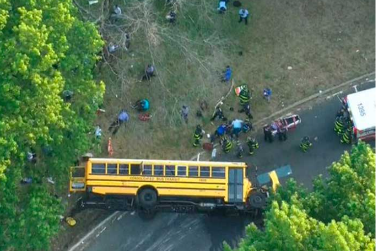 Accidente de bus turístico en Nueva York deja a 18 pasajeros hospitalizados