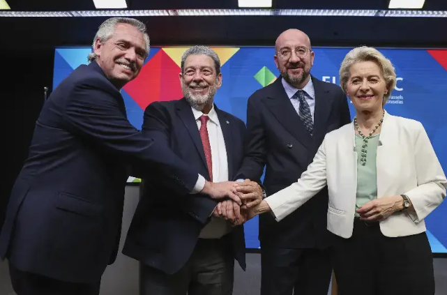 Unión Europea y Celac cierran cumbre y llaman relanzar los nexos