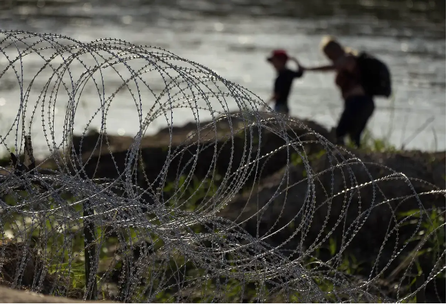 Repudian maltratos dan inmigrantes en frontera