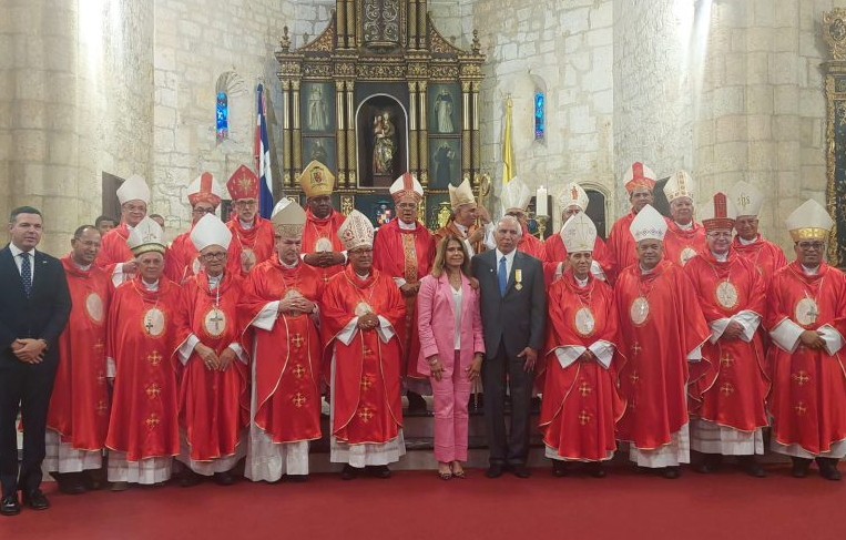 Doctor Ramón Tallaj es condecorado con la medalla papal «Pro Ecclesia et Pontifice»