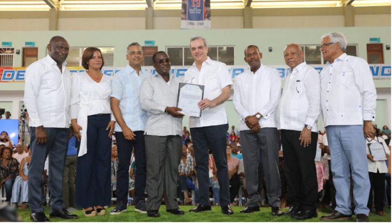 Presidente Abinader entregó 1,280 certificados de títulos a residentes de Sabana Grande de Boyá