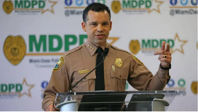 Jefe de la Policía de Miami-Dade está en estado crítico tras dispararse a sí mismo