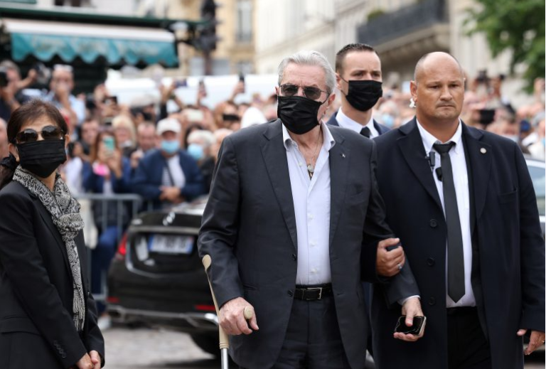 Policía francesa allana la casa de la exasistenta de Alain Delon, denunciada por acoso
