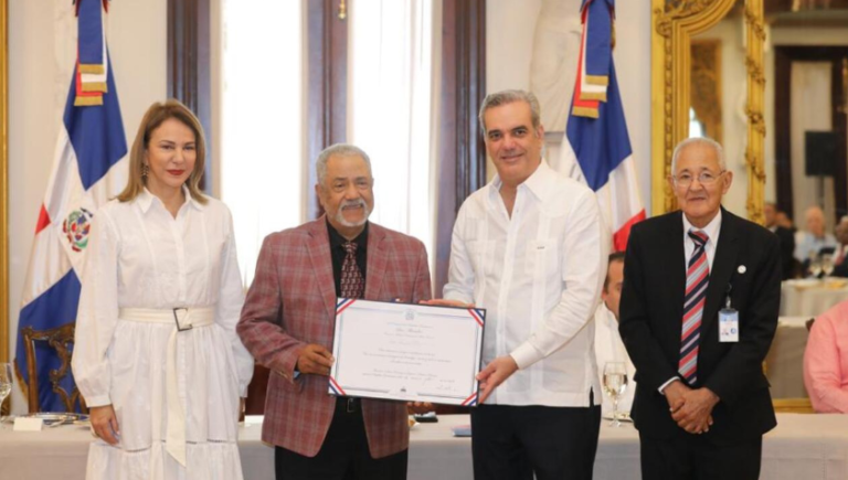 Presidente distingue con la Medalla Presidencial al Mérito Civil a ocho músicos típicos