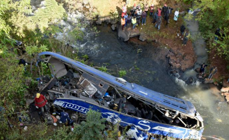 Al menos 10 muertos tras la caída de un bus a un abismo en el norte de Perú