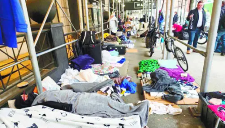 Migrantes recién llegados a Nueva York duermen en las calles