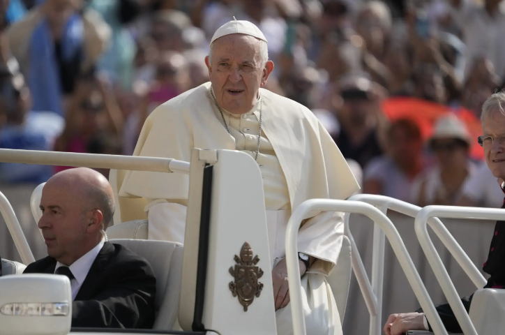 Papa viaja a Fátima para implorar la paz en Ucrania