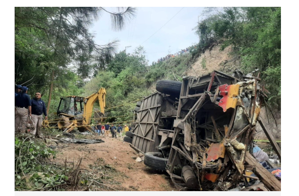 Al menos 27 muertos al volcar un autobús en Oaxaca, México