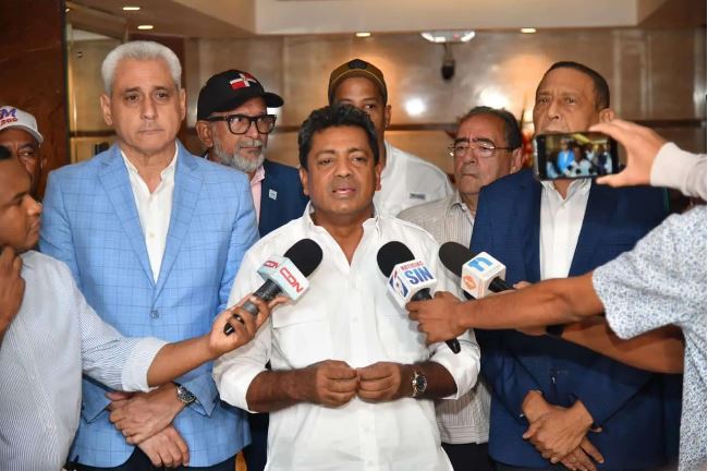 Renuncian Junior Santos, Fiquito Vásquez y otros dirigentes del Partido Revolucionario Dominicano (PRD)