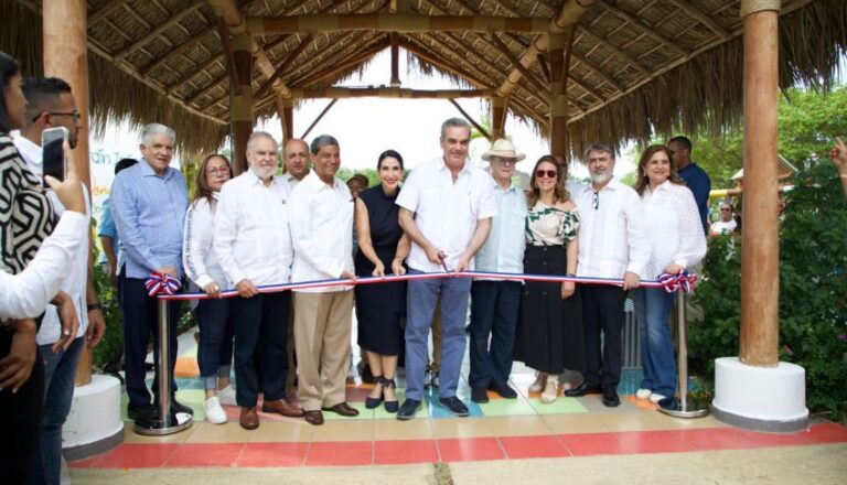 Presidente Abinader inauguró 11 obras y entregó 64 apartamentos en Bonao, La Vega y Santiago este fin de semana