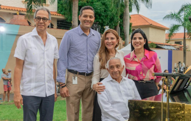 Rafael Solano llena de magia el parque Las Praderas del DN con su «Piano bajo la luna»