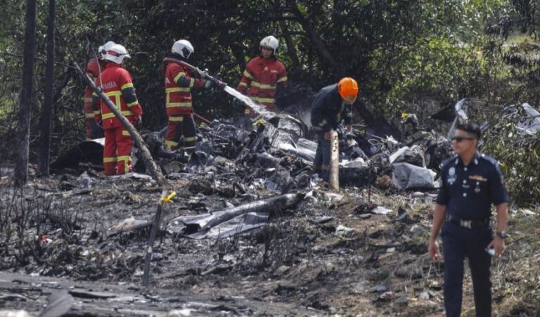 Al menos diez muertos al estrellarse una avioneta en una autovía cerca de Kuala Lumpur