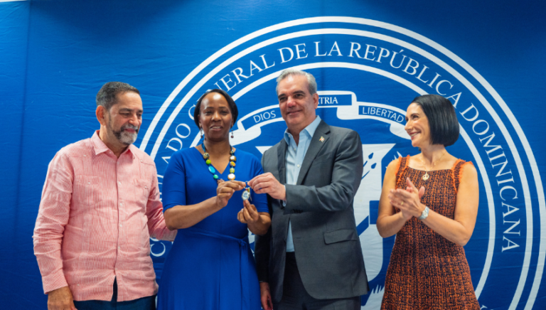 Presidente Abinader entrega 30 apartamentos a familias de la diáspora dominicana en Estados Unidos