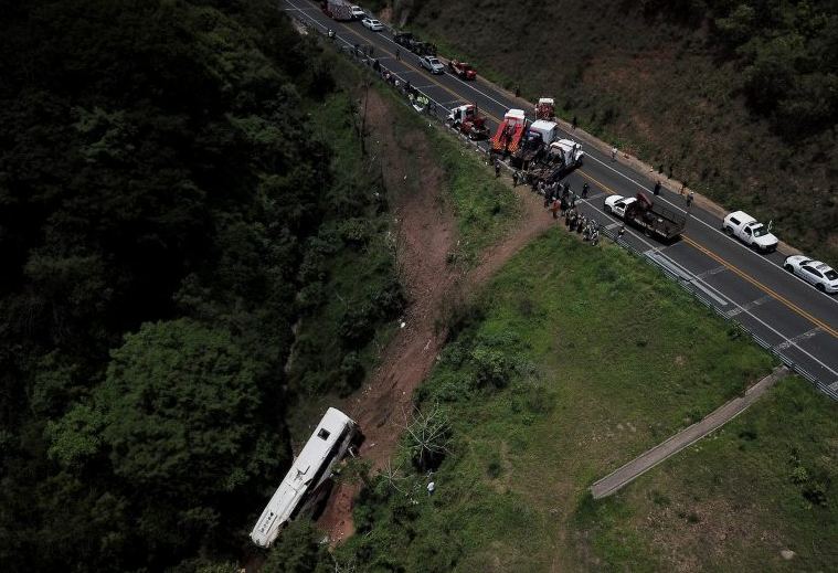 Accidente de autobús con migrantes deja al menos 18 muertos en México
