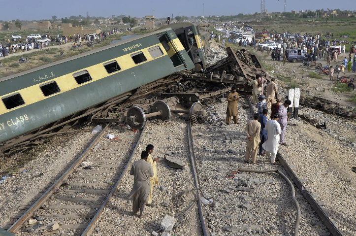 Ya son 30 muertos y 90 heridos por descarrilamiento de tren en Pakistán