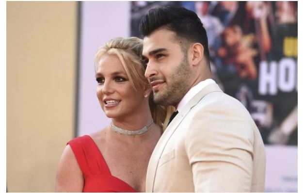 Esposo de Britney Spears la acusa de infidelidad y se va de la casa