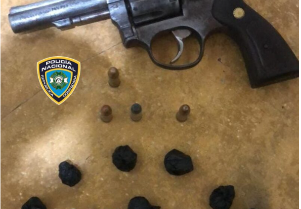 Hombre Detenido con Arma de Fuego y Sustancias Narcóticas en el Municipio de Maimón