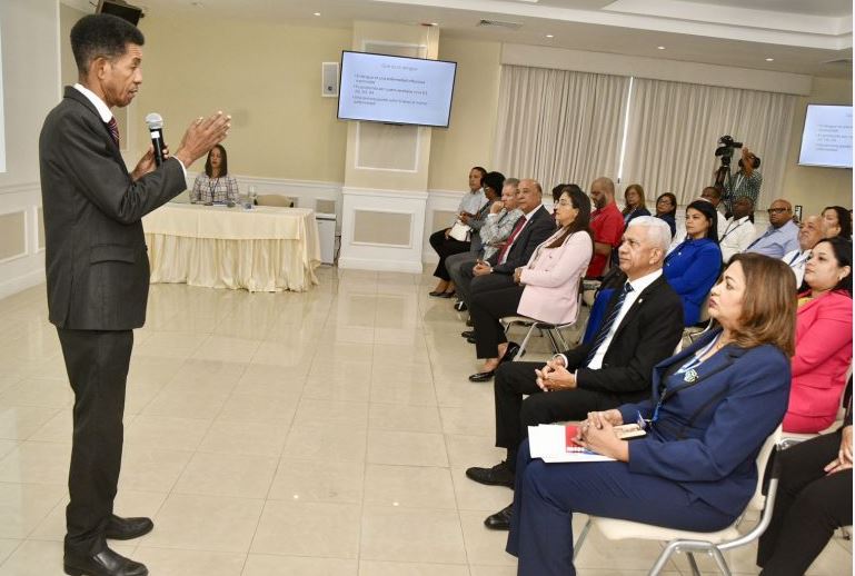 Senadores y colaboradores del Senado reciben la conferencia: “Dengue: Inquietud Nacional”