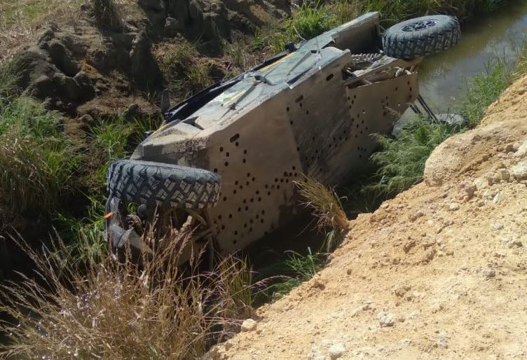 Durante patrullaje del Ejército en la frontera chófer pierde el control de buggy y colisiona