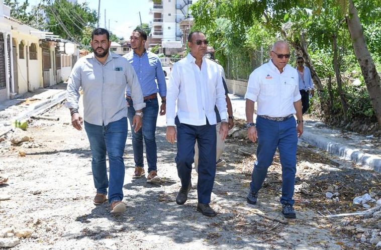 MOPC realiza asfaltado y construcción de aceras y contenes en el municipio Santo Domingo Este