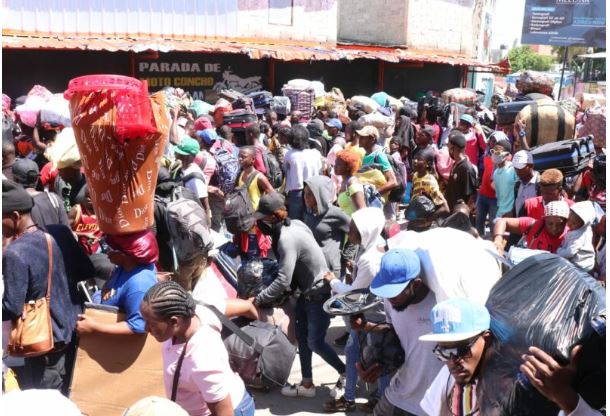 Miles de haitianos retornan a su país por Dajabón por temor a los operativos de detención