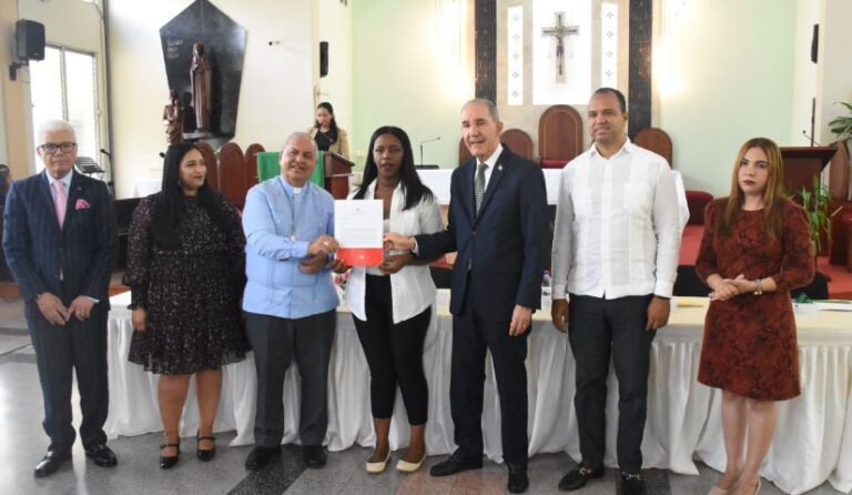 Ministro de Educación Superior, Ciencia y Tecnología encabeza entrega de 250 becas a jóvenes del municipio Santo Domingo Este