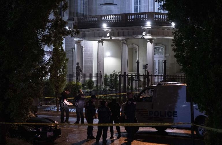 Hombre lanza dos bombas molotov contra embajada de Cuba en EEUU, denuncia canciller