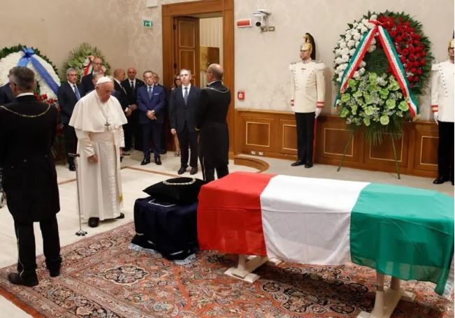 Papa acude funeral ex presidente Napolitano