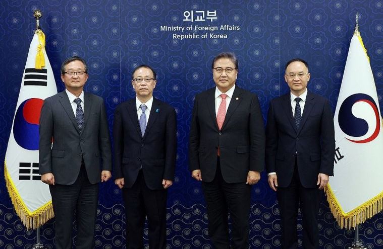 Corea del Sur alberga reunión con diplomáticos de Japón y China