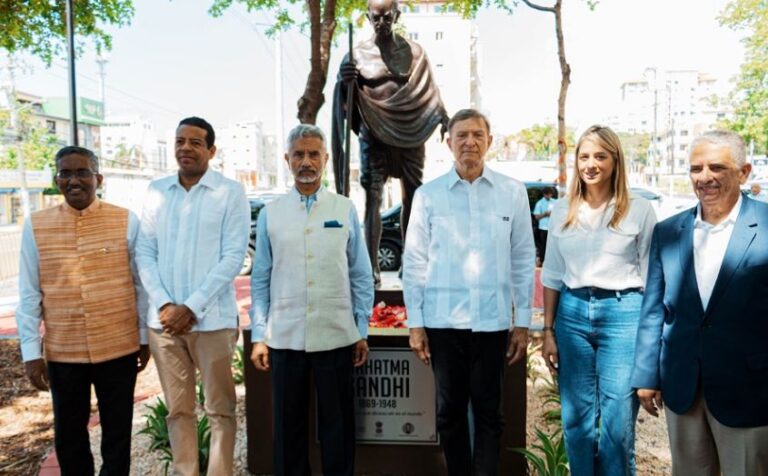Alcaldía del DN, embajada de la India y MIREX develan estatua de Mahatma Gandhi en nueva plaza que lleva su nombre