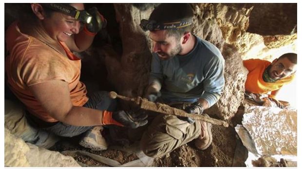 Hallan cuatro espadas de la época romana muy bien conservadas en una cueva del Mar Muerto