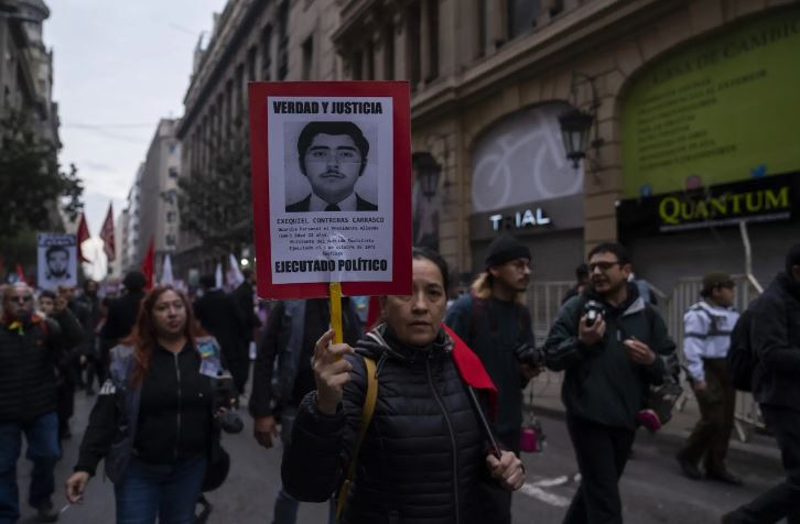 Miles de chilenos, con el rostro de miles de asesinados y desaparecidos recuerdan el golpe de Estado