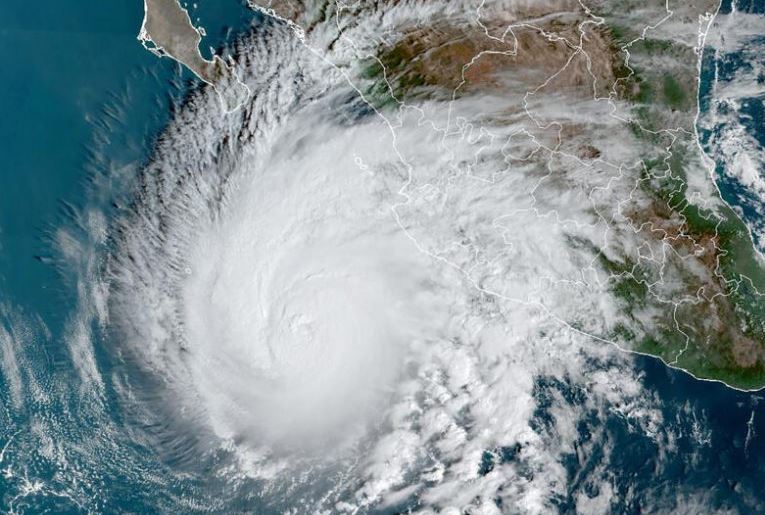 Huracán Norma se degrada a categoría 3 a su paso por el Pacífico de México