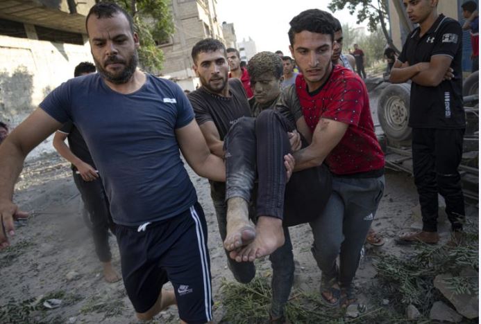 Ayuda humanitaria continúa varada en frontera Gaza-Egipto; hospitales a punto de colapsar