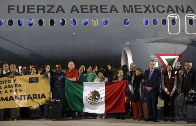 Llega a México vuelo con 143 repatriados desde Israel