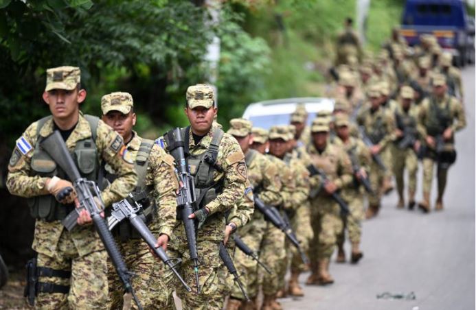 Bukele despliega 4.000 militares y policías en busca de pandilleros en El Salvador