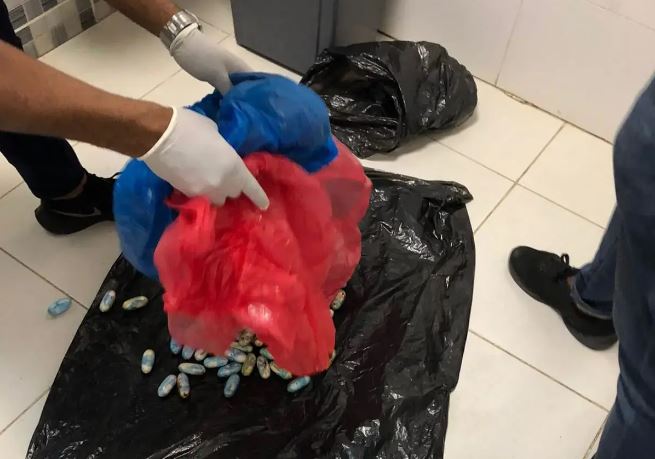 Arrestan portugués con 76 cápsulas de cocaína en el estómago