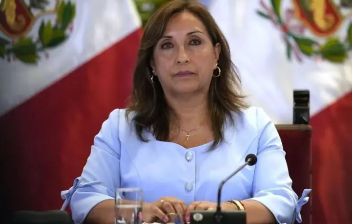 Legisladores Perú piden destituir presidenta Boluarte