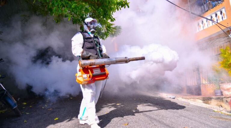 Ministerio de Salud continúa reforzando acciones contra dengue y pide a la población eliminar de manera permanente criaderos de mosquitos de sus entornos