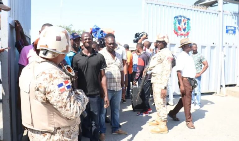 Haitianos acuden a Dajabón a comprar y retirar mercancías