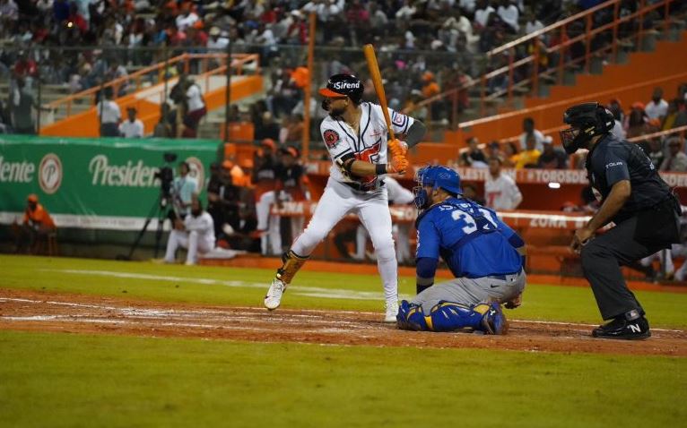 Los Toros del Este dominan a los Tigres del Licey 7-4