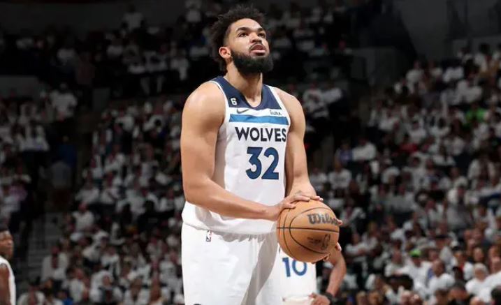 Minnesota sigue invicto en casa y Edwards y Towns brillan en victoria