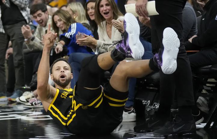 Curry extiende el récord de triples de la NBA y los Warriors superan Rockets