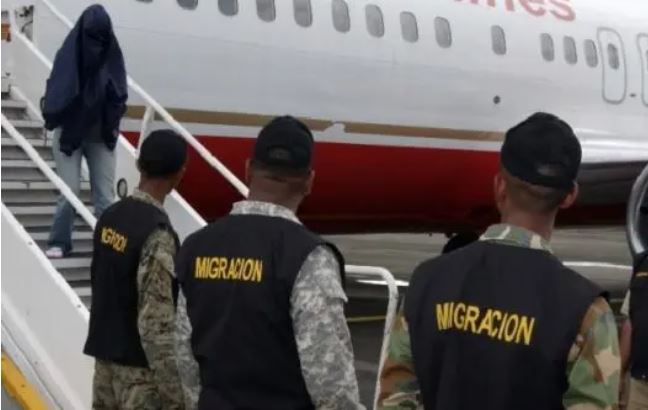 Estados Unidos repatría hoy a 112 exconvictos dominicanos