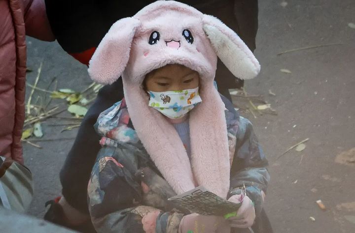 China pide reforzar la atención primaria ante el aumento de casos de neumonía infantil