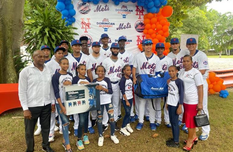 Fundación NY Mets respalda a jóvenes; entrega utensilios deportivos a academias