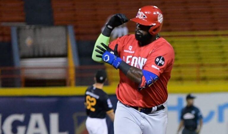 Con tres cuadrangulares, Leones propinan derrota a Águilas