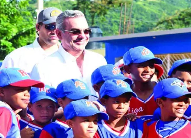 Presidente Abinader entrega un estadio de sóftbol y un polideportivo en San José de Ocoa