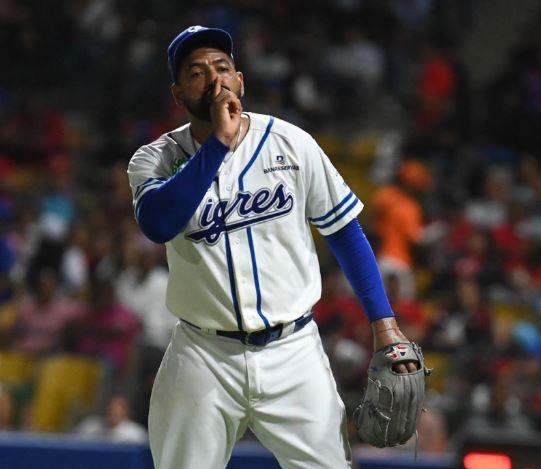 César Valdez y el Licey propinaron blanqueada a Leones